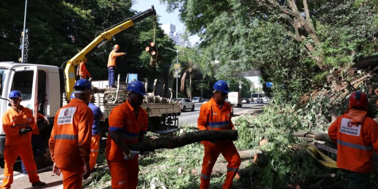 Há dois dias sem luz, moradores de São Paulo se adaptam e protestam