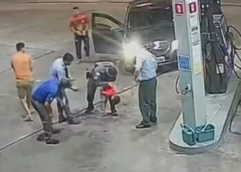 Pai viraliza ao orar enquanto policiais salvam filho de 2 anos engasgado em Sorocaba