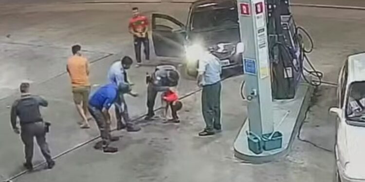 Pai viraliza ao orar enquanto policiais salvam filho de 2 anos engasgado em Sorocaba