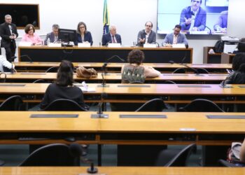 Comissão da Câmara aprova Bíblia em biblioteca de escolas e faculdades públicas