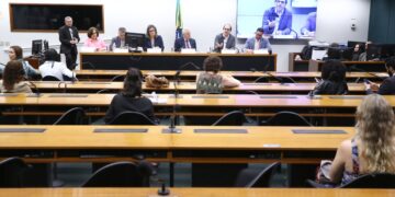 Comissão da Câmara aprova Bíblia em biblioteca de escolas e faculdades públicas