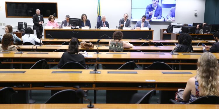 Comissão da Câmara aprova Bíblia em biblioteca de escolas e faculdades públicas