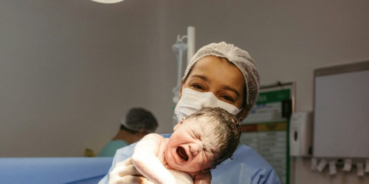 Japão rejeita casamento gay para evitar colapso da natalidade, afirma ativista