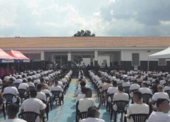 Após receberem Bíblias, 18 presos são batizados em Franco da Rocha