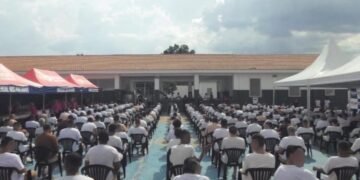 Após receberem Bíblias, 18 presos são batizados em Franco da Rocha