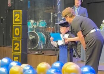 Menino com síndrome agradece a Deus em formatura na escola: “A Ele toda honra”