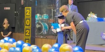 Menino com síndrome agradece a Deus em formatura na escola: “A Ele toda honra”