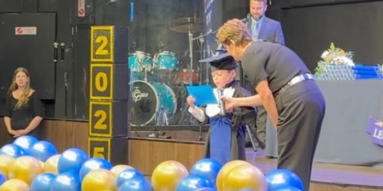 Menino com síndrome agradece a Deus em formatura na escola: “A Ele toda honra”