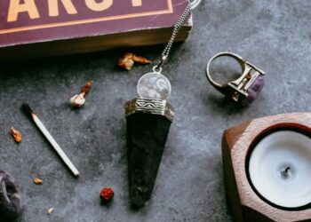 Pesquisa revela aumento de britânicos abandonando o cristianismo para aderir ao paganismo