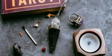 Pesquisa revela aumento de britânicos abandonando o cristianismo para aderir ao paganismo