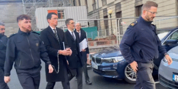 Professor cristão que recusou usar pronome neutro para aluno retorna à prisão pela 3ª vez