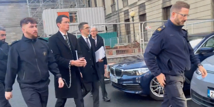 Professor cristão que recusou usar pronome neutro para aluno retorna à prisão pela 3ª vez