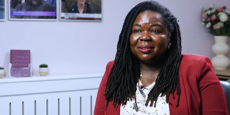 Enfermeira cristã punida por chamar trans de ‘senhor’ é apoiada por deputada britânica