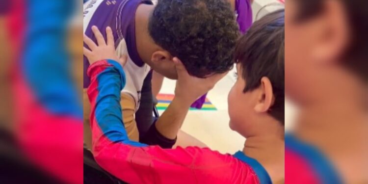 Menino de 8 anos ora por doente em hospital: “Pai, coloque sua mão nele e cura”