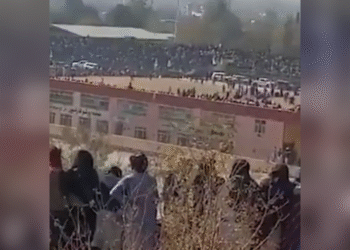 Adolescente de 13 anos realiza execução pública no Afeganistão sob regime Talibã