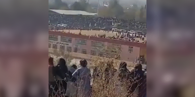 Adolescente de 13 anos realiza execução pública no Afeganistão sob regime Talibã