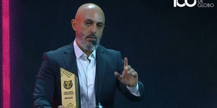 Rafael Guanaes exalta Jesus ao ser eleito melhor técnico do Brasileirão: “Merece a honra”