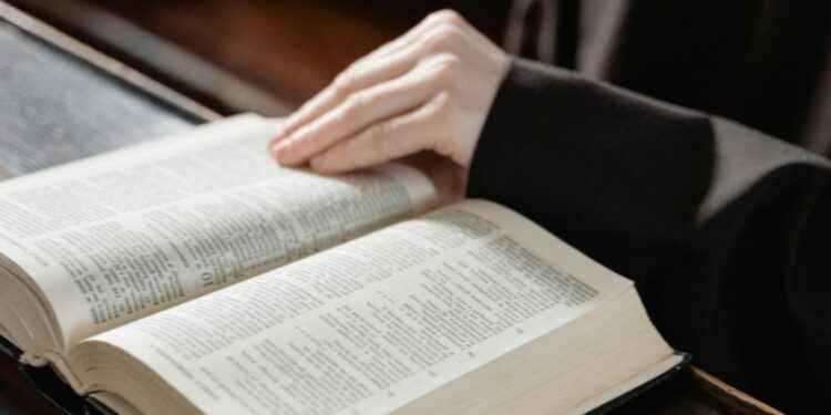 Pouso Alegre é a terceira cidade de MG a aprovar uso da Bíblia em escolas