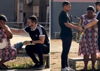 Mulher se emociona ao receber provisão de Deus enquanto lê a Bíblia na rua