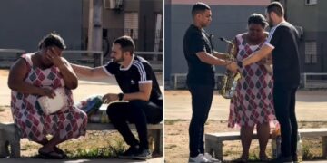 Mulher se emociona ao receber provisão de Deus enquanto lê a Bíblia na rua