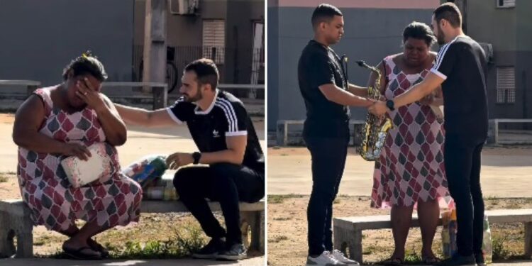 Mulher se emociona ao receber provisão de Deus enquanto lê a Bíblia na rua