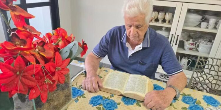 Idoso de 84 anos afirma ter lido a Bíblia 94 vezes: ‘Sede de aprender’