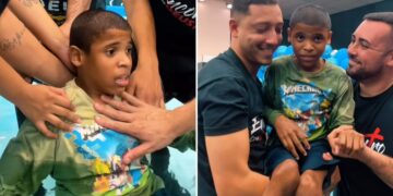 Menino vence medo de afogamento e é batizado de forma inclusiva: “Deus não vê limitações”