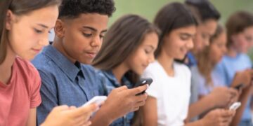 Austrália é a primeira nação a proibir menores de usar redes sociais; teólogo critica