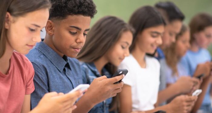 Austrália é a primeira nação a proibir menores de usar redes sociais; teólogo critica