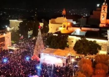 Belém, cidade onde Jesus nasceu, volta a acender árvore de Natal após cessar-fogo em Gaza