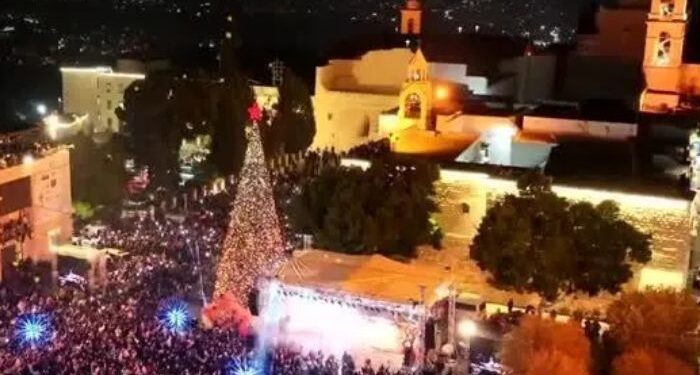 Belém, cidade onde Jesus nasceu, volta a acender árvore de Natal após cessar-fogo em Gaza