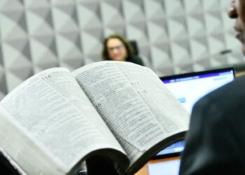 Projeto que proíbe mudanças na Bíblia avança no Senado e divide líderes cristãos