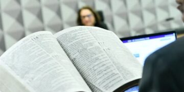 Projeto que proíbe mudanças na Bíblia avança no Senado e divide líderes cristãos
