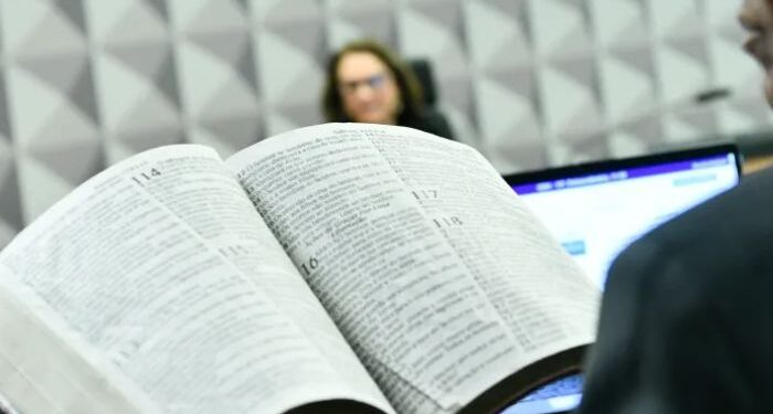 Projeto que proíbe mudanças na Bíblia avança no Senado e divide líderes cristãos