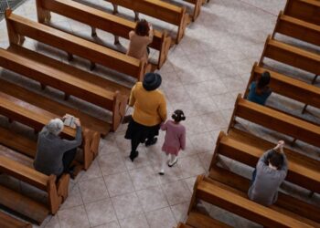 Maioria dos que abandonam o cristianismo se converte ao paganismo, na Grã-Bretanha