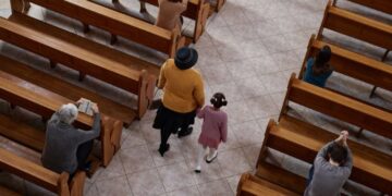 Maioria dos que abandonam o cristianismo se converte ao paganismo, na Grã-Bretanha