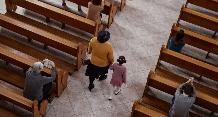 Maioria dos que abandonam o cristianismo se converte ao paganismo, na Grã-Bretanha