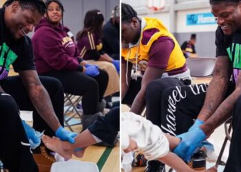 atletas da NFL lavam pés e entregam tênis a crianças