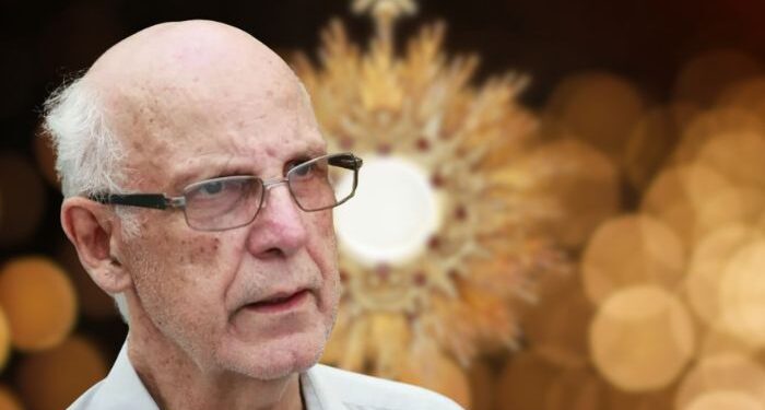 Arquidiocese suspende transmissões de missas do padre Júlio Lancellotti