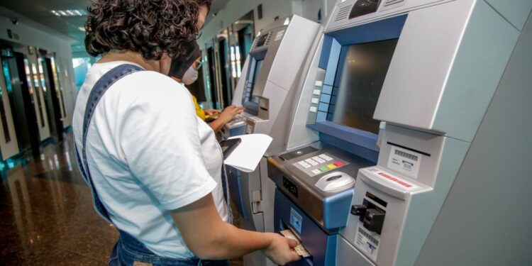 Governo de RO autoriza abono de R$ 5 mil para servidores da Educação