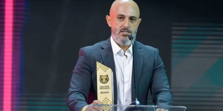 Melhor técnico do Brasileirão, Rafael Guanaes agradece a Jesus