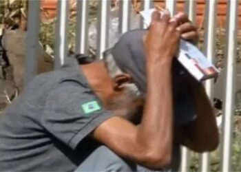 Idoso emociona ao ser abordado por evangelista com cesta básica