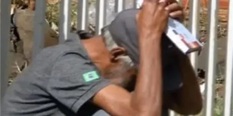 Idoso emociona ao ser abordado por evangelista com cesta básica