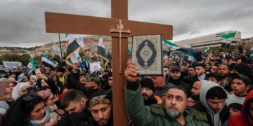 Um ano após novo regime, cristãos ainda vivem incerteza na Síria