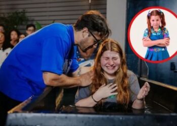 Ex-Chiquititas, atriz Giulia Garcia é batizada nas águas