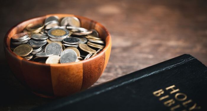 Fiéis doam mais dinheiro e alimentos no Natal para ajudar os necessitados, indica estudo