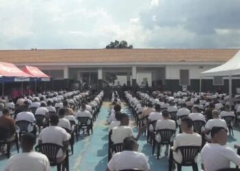 Ação em presídio doa Bíblias a detentos e 18 são batizados