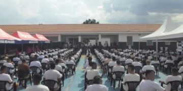 Ação em presídio doa Bíblias a detentos e 18 são batizados