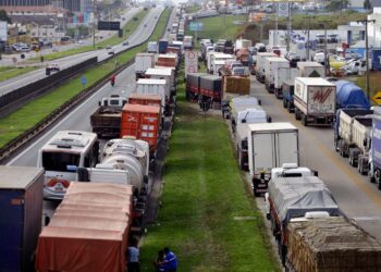 Greve nacional dos caminhoneiros é anunciada por liderança