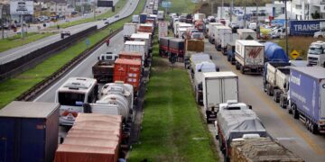 Greve nacional dos caminhoneiros é anunciada por liderança